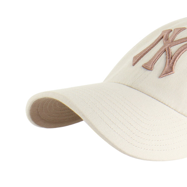 Pictured is this MLB New York Yankees Ballpark ’47 CLEAN UP cap in natural. 3