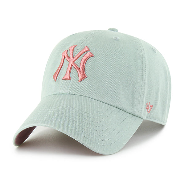Pictured is this MLB New York Yankees Ballpark ’47 CLEAN UP cap in green. 1