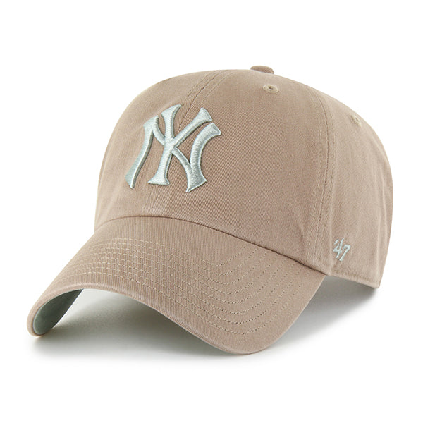 Pictured is this MLB New York Yankees Ballpark ’47 CLEAN UP cap in brown. 1