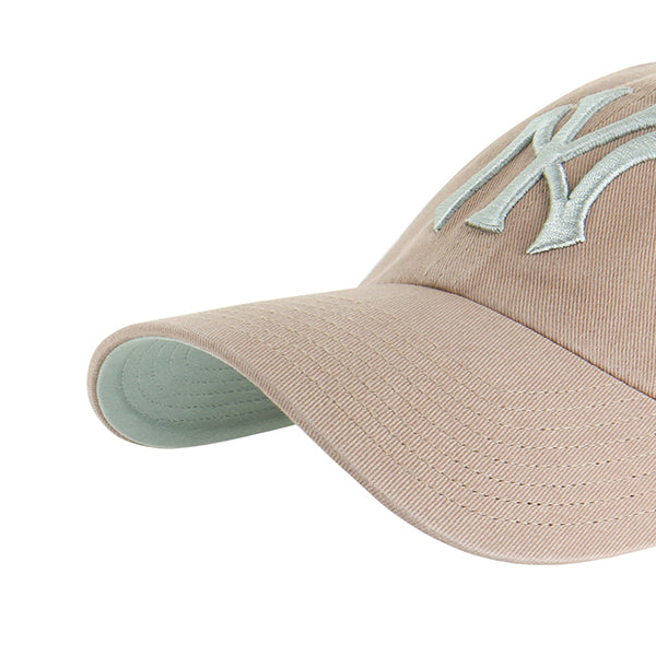 Pictured is this MLB New York Yankees Ballpark ’47 CLEAN UP cap in brown. 3