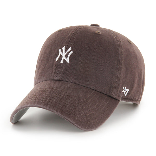 Pictured is this MLB New York Yankees Base Runner ’47 CLEAN UP cap in brown. 1