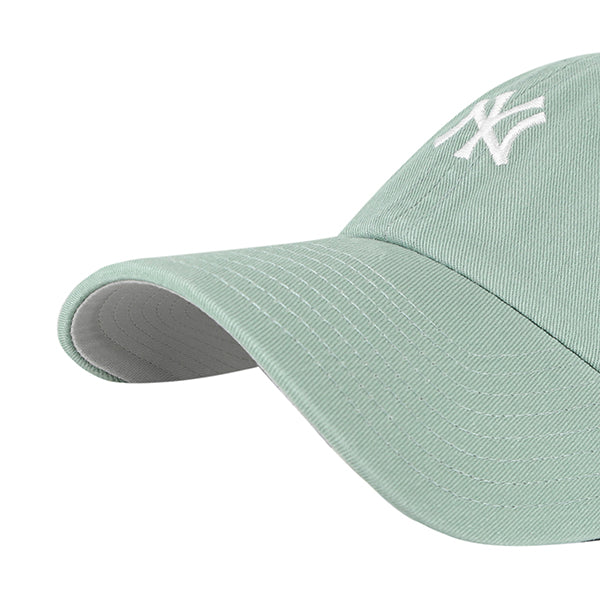 Pictured is this MLB New York Yankees Base Runner ’47 CLEAN UP cap in green. 2