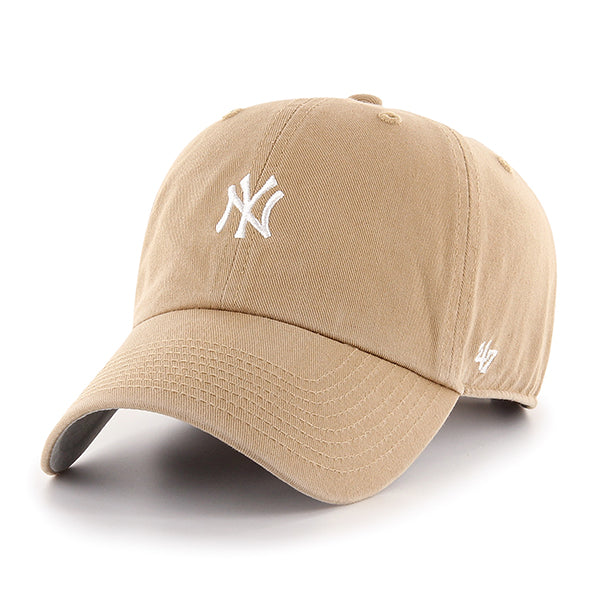Pictured is this MLB New York Yankees Base Runner ’47 CLEAN UP cap in beige. 1