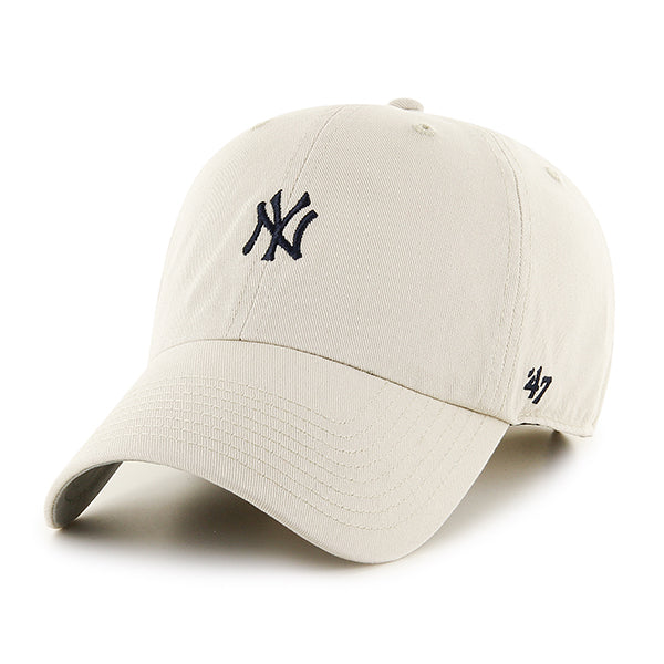 Pictured is this MLB New York Yankees Mini Logo Base Runner ’47 CLEAN UP cap in natural. 1