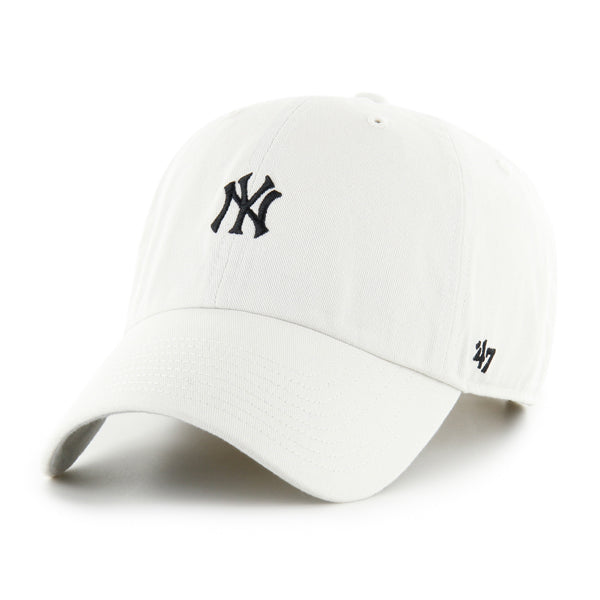 Pictured is this MLB New York Yankees Base Runner ’47 CLEAN UP cap in white. 1