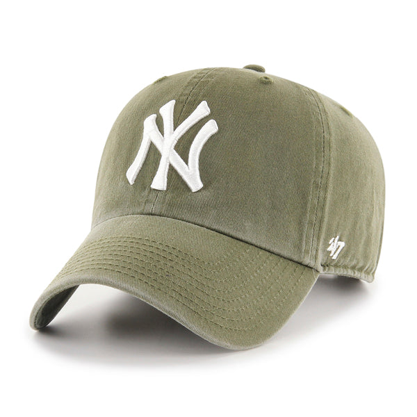 Pictured is this MLB New York Yankees ’47 CLEAN UP cap in sandalwood green. 1