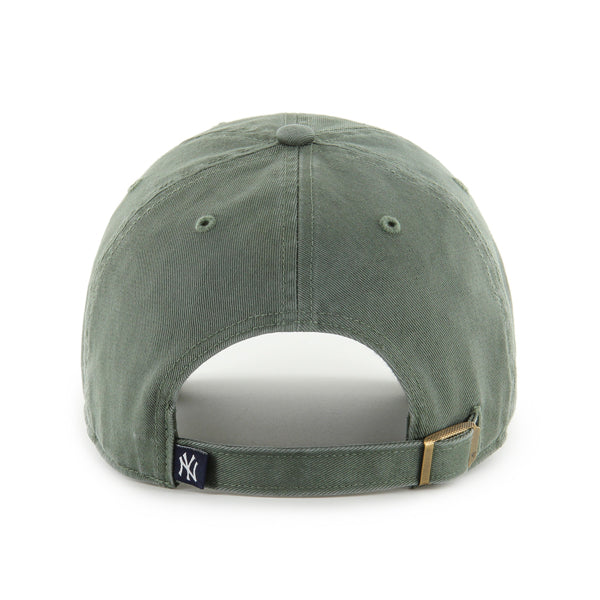 Pictured is this MLB New York Yankees ’47 CLEAN UP cap in green. 2