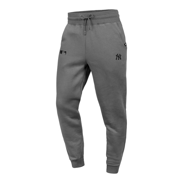 The model is wearing these MLB New York Yankees Base Runner Burnside ’47 Sweatpants in grey. 1