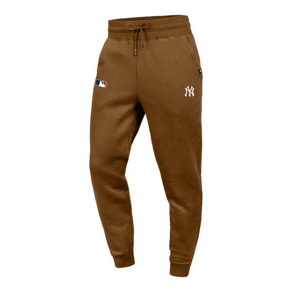 The model is wearing these MLB New York Yankees Base Runner Burnside ’47 Sweatpants in dark brown. 1