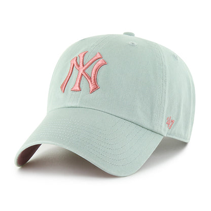 Pictured is this MLB New York Yankees Ballpark '47 CLEAN UP cap in green. 1
