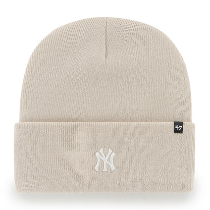 Pictured is this MLB New York Yankees Base Runner ’47 CUFF KNIT beanie cap in beige. 1