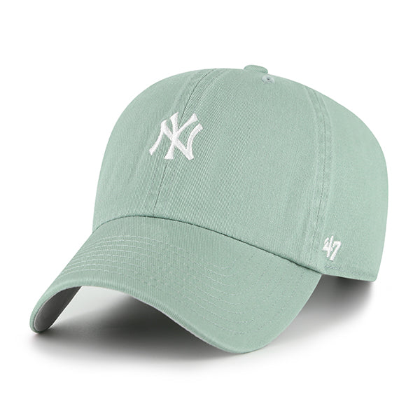 Pictured is this MLB New York Yankees Base Runner '47 CLEAN UP cap in green. 1
