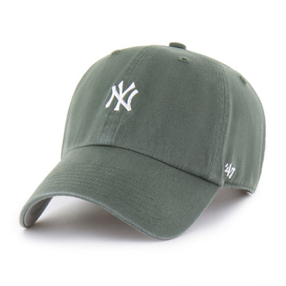 Pictured is this MLB New York Yankees Base Runner '47 CLEAN UP cap in dark green. 1