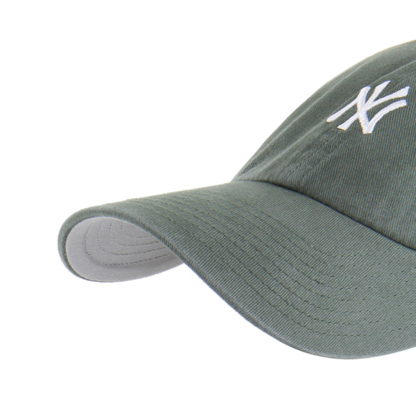 Pictured is this MLB New York Yankees Base Runner '47 CLEAN UP cap in dark green. 3