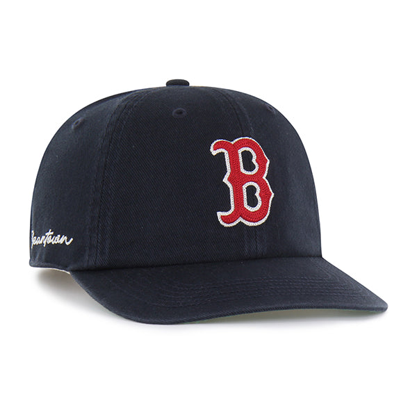 Pictured is this MLB Chain Side Stitch Boston Red Sox ’47 CLEAN UP Flat Brim cap in navy. 1