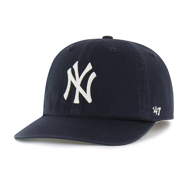 Pictured is this MLB Chain Side Stitch New York Yankees ’47 CLEAN UP Flat Brim cap in navy. 2