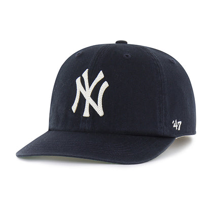 Pictured is this MLB Chain Side Stitch New York Yankees ’47 CLEAN UP Flat Brim cap in navy. 2