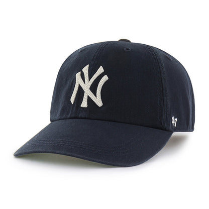 Pictured is this MLB Chain Side Stitch New York Yankees ’47 CLEAN UP Long Visor cap in navy. 2