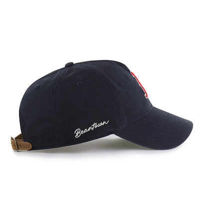 Pictured is this MLB Chain Side Stitch Boston Red Sox ’47 CLEAN UP Pinch Front cap in navy. 4