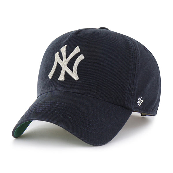 Pictured is this MLB Chain Side Stitch New York Yankees ’47 CLEAN UP Pinch Front cap in navy. 2