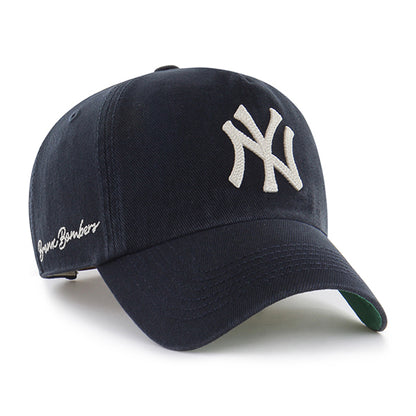 Pictured is this MLB Chain Side Stitch New York Yankees ’47 CLEAN UP Pinch Front cap in navy. 1