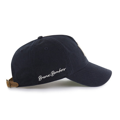 Pictured is this MLB Chain Side Stitch New York Yankees ’47 CLEAN UP Pinch Front cap in navy. 4