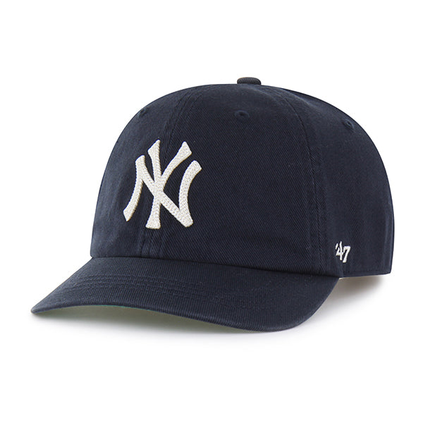 Pictured is this MLB Chain Side Stitch New York Yankees ’47 CLEAN UP Short Visor cap in navy. 1