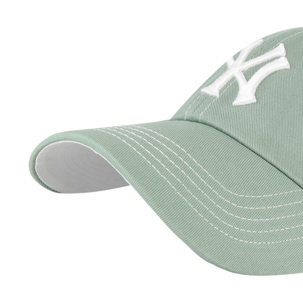 Pictured is this MLB New York Yankees Contrast Stitch '47 CLEAN UP cap in green. 3