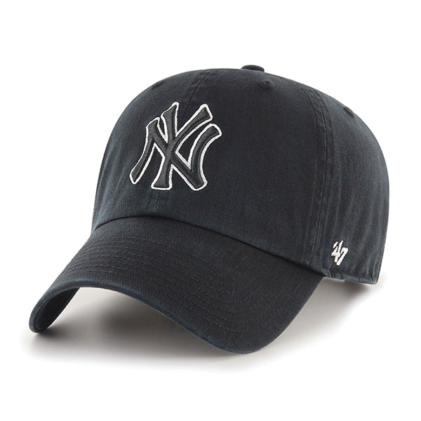Pictured is this MLB New York Yankees Core ’47 CLEAN UP cap in black. 1