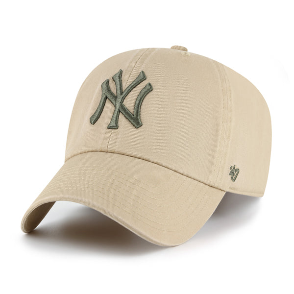 Pictured is this MLB New York Yankees Contrast ’47 CLEAN UP cap in beige. 1